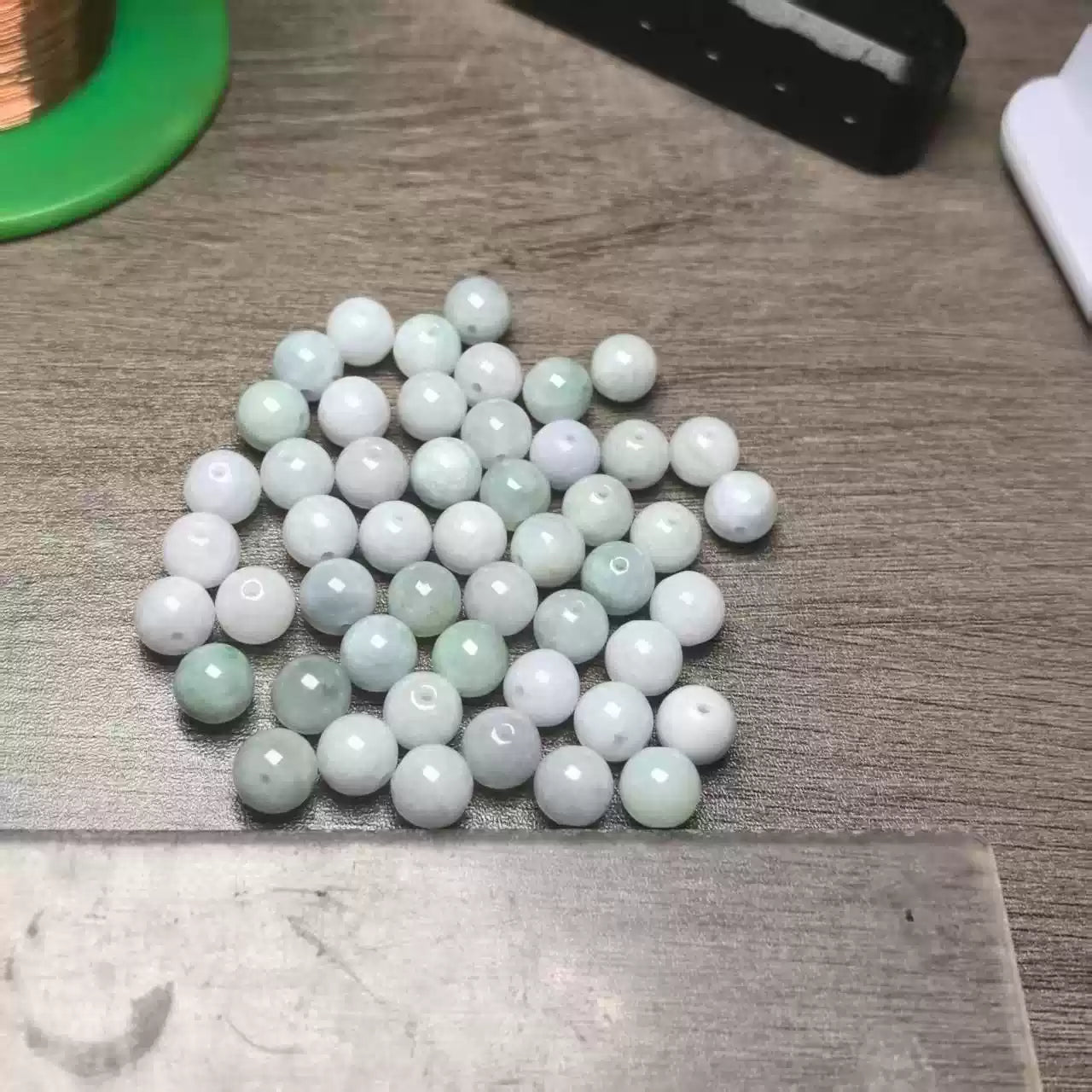 Perles Rondes en Jade Naturel | Vert Clair, Percées, Pour Bijoux DIY (Bracelet, Collier, Boucles d'oreilles)